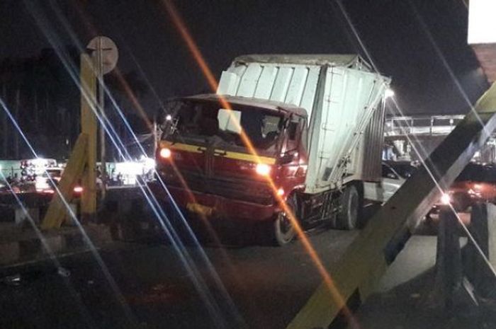 truk tabrak pembatas ketinggian kendaraan di Jl Matraman raya, Jakarta Timur