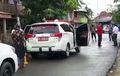 Pintu Ambulans Terbuka Lebar, Para Petugas Medis Keteteran, Pasien Positif Corona dan Keluarganya Ngotot