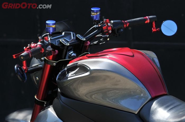 Setang milik Yamaha Byson penuh aksesori red anodized