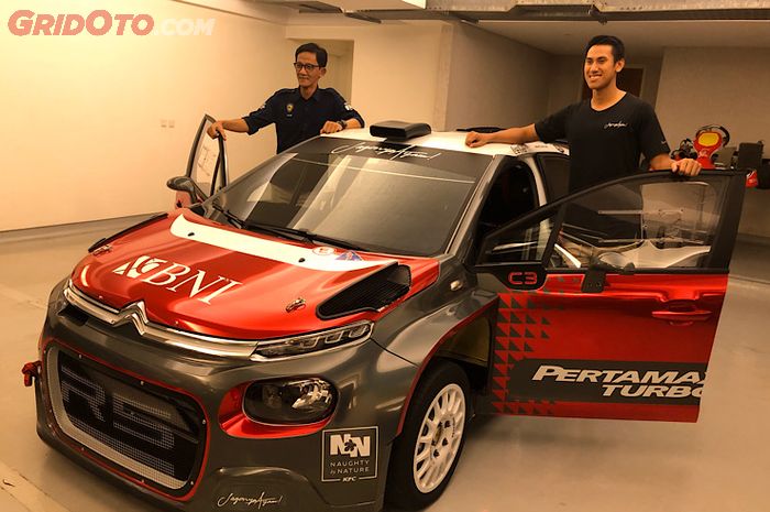 Sean Gelael (kanan) dengan mobil Citroen C3 R5 yang didatangkan langsung dari Prancis