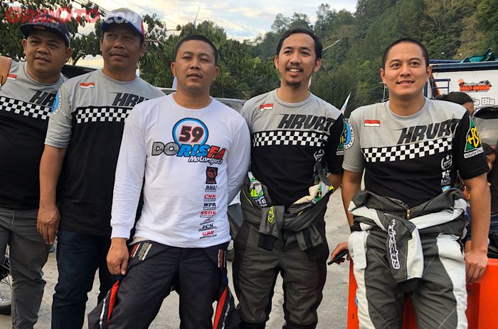 Rihan Variza (paling kanan) mengaku senang dengan hasil lomba di Danau Toba Rally 2019