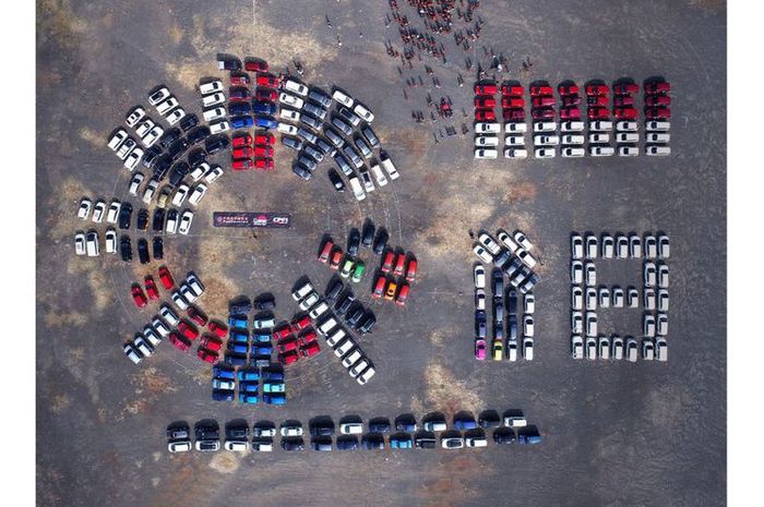 Ratusan mobil dari berbagai komunitas mobil yang tersebar di Jabodetabek berkumpul membentuk logo Asian Games 2018 di Lapangan Froggy, BSD City, Tangerang, Sabtu (4/8/2018).(Seven Event)