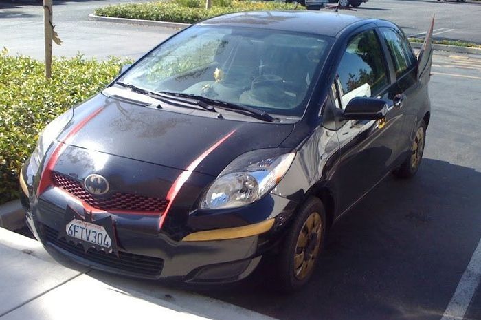 Toyota Yaris lawas berdandan ala Batmobile