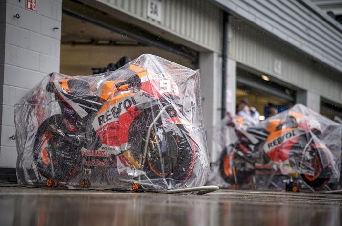 Permukaan sirkuit Silverstone sudah beberapa kali dilapis ulang, MotoGP Inggris 2018 dibatalkan karena cuaca buruk dan banyak genangan air di lintasan