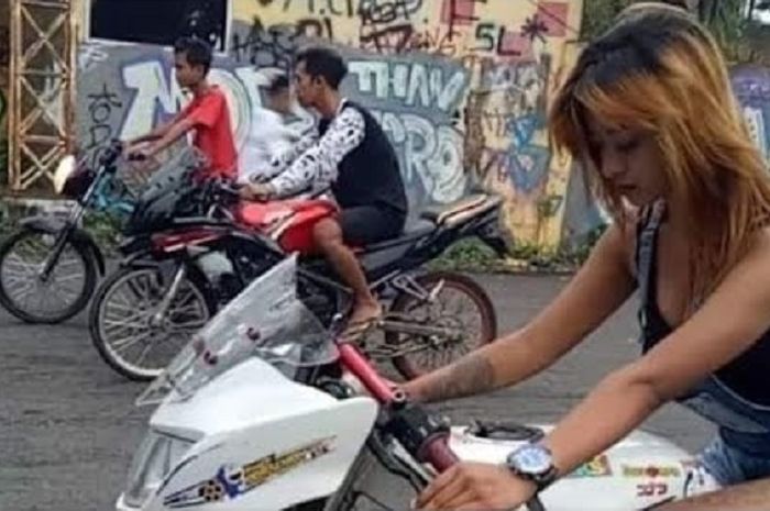 Jesia Amelia, joki balap seksi mengalami kecelakaan.