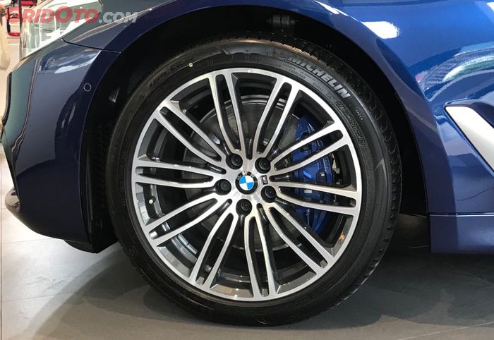 BMW 530i Touring menggunakan pelek berukuran 19 dual tone dan juga sport brake dari M Sport