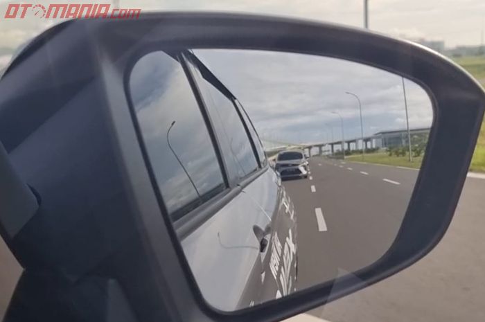 Cara mengatur spion mobil yang benar