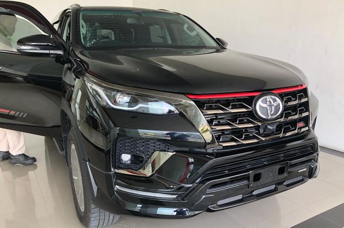 Spesifikasi dan kisaran harga Toyota New Fortuner SRZ Bensin tahun 2023 seken.