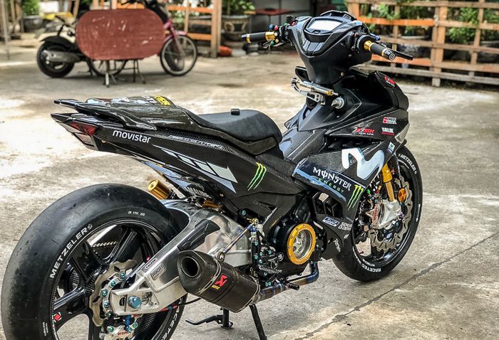 Swing arm banana dan knalpot Akrapovic