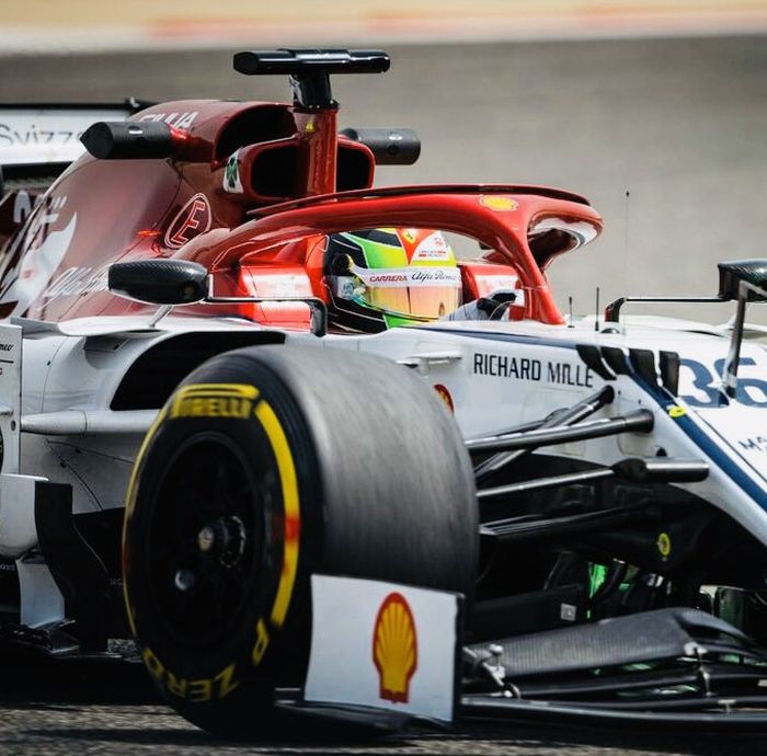 Mick Schumacher melakukan tes mobil F1 bersama tim Alfa Romeo di Bahrain 2019