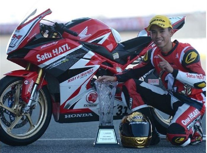 Perayaan kemenangan Gerry Salim setelah menjuari ARRC 2017 di kelas AP250