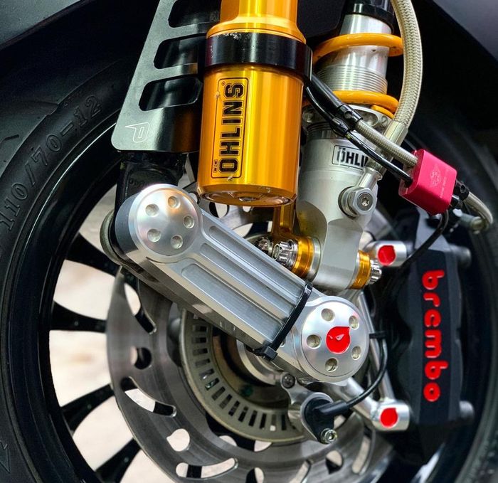 Adaptor sok Vespa Riezto warna gold, terlihat klop saat dikombinasi dengan Ohlins