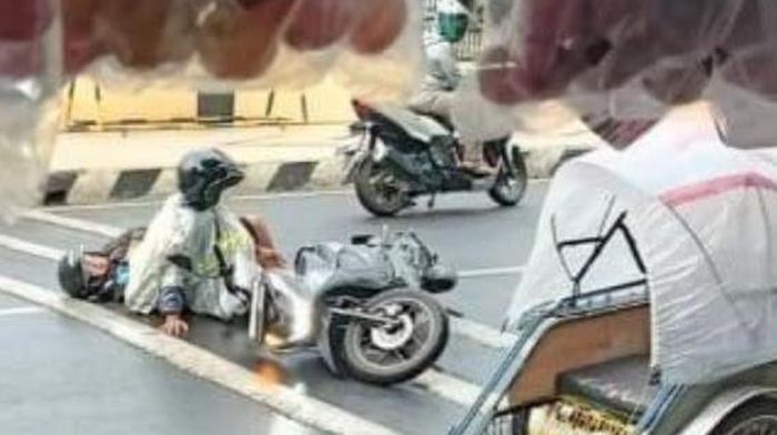 Viral pemotor terjatuh karena melewati polisi tidur yang disebut terlalu tinggi