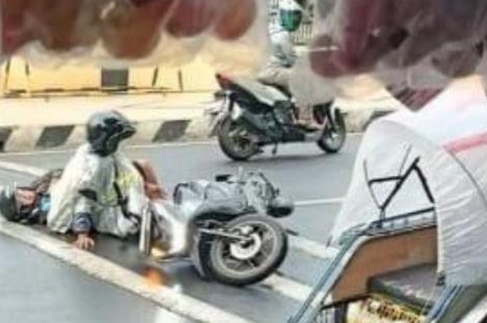 Viral pemotor terjatuh karena melewati polisi tidur yang disebut terlalu tinggi