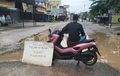 Yamaha NMAX Melintang di Jalan, Pengendara Kritik Pemerintah : Jalan Mirip Kolam Pancing
