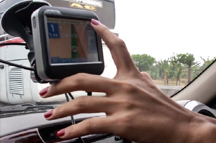 Ilustrasi penggunaan GPS saat mengemudi