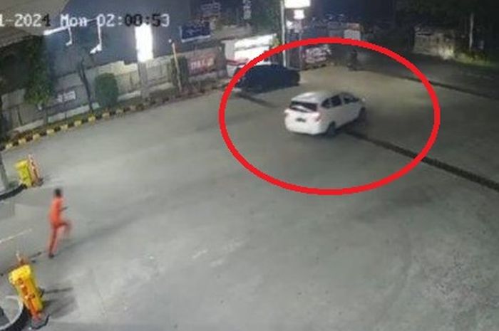 Daihatsu Sigra ngacir usai isi bensin Rp 300 ribu. di SPBU. Operator dibuat rugi