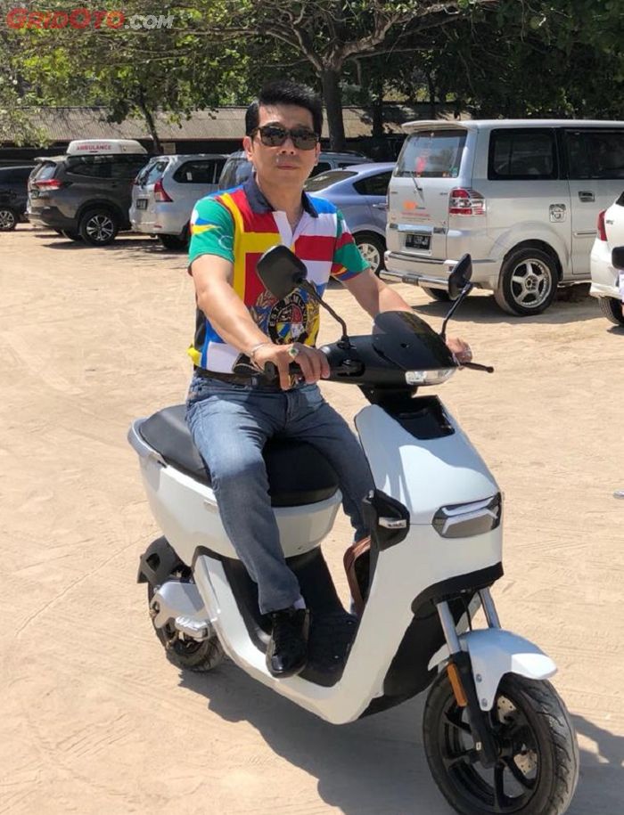 Steven Kentjana Putra, Direktur Benelli Indonesia saat mencoba motor listrik Benelli Molinks