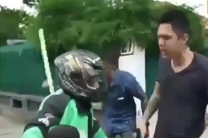 Ojol ini lolos dari amukan massa pas buka helm