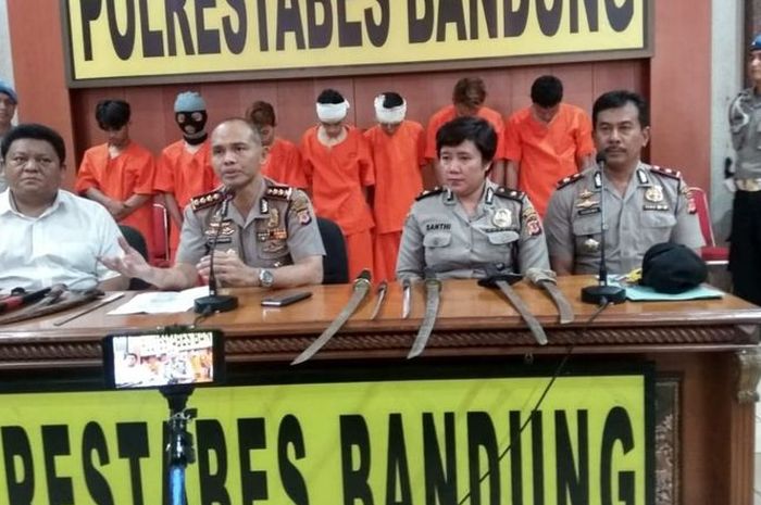 Kapolrestabes Bandung, Kombes Hendro Pandowo menjelaskan terkait penangkapan ketujuh pemuda anggota kelompok bermotor