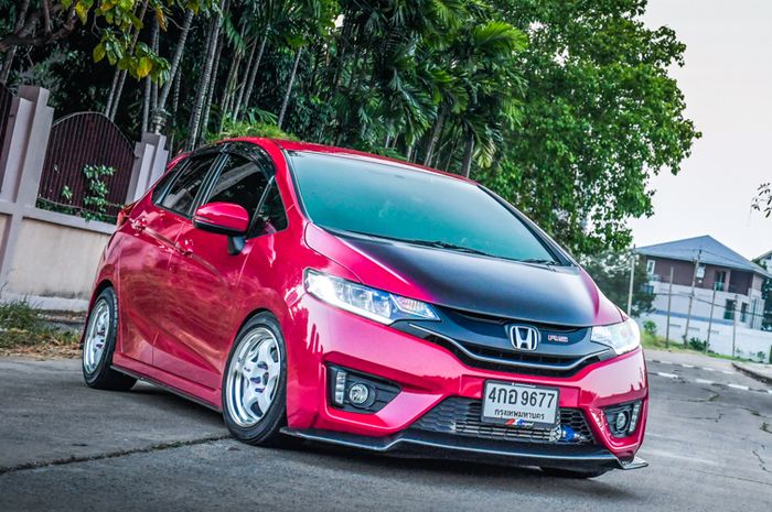 Modifikasi Honda Jazz GK5 asal Thailand ini tampil sporty dengan warna bodi cantik
