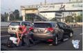Tidak Terima Disalip, Bapak-Bapak Ini Adu Pukul di Jalan Tol Jakarta
