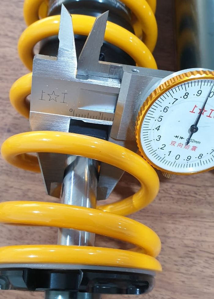 As tengahnya punya diameter cukup tebal, yaitu 14 mm membuat sokbreker lebih kuat