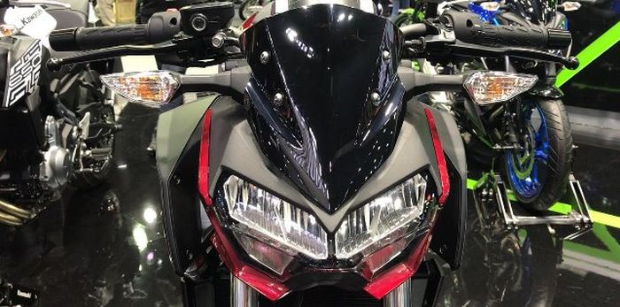 Kawasaki Z400 punya headlamp yang terinspirasi dari kawasaki Z1000 Sugomi.