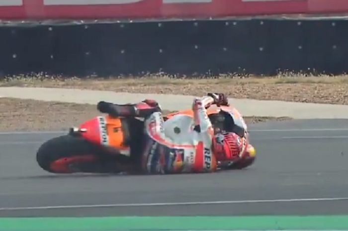 Marc Marquez terseret di aspal sirkuit Buriram, saat melakukan tes.