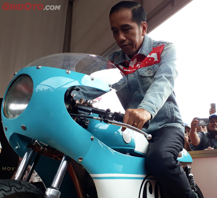 Presiden Jokowi duduk di motor milik Gibran Rakabuming di Kemayoran, Jakarta Pusat
