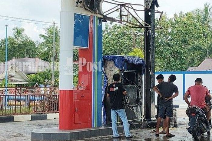 Sebuah SPBU di Kalimantan Selatan hangus terbakar. Diduga akibat korsleting di motor 2-tak saat isi BBM Pertalite.