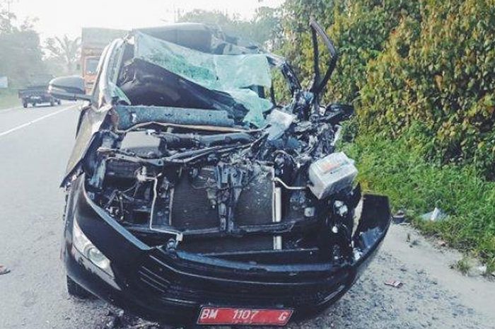 Toyota Kijang Innova dinas yang ditumpangi ketu KPU Inhil kecelakaan 