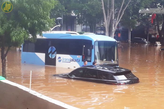 Ilustrasi mobil terendam banjir sampai kabin