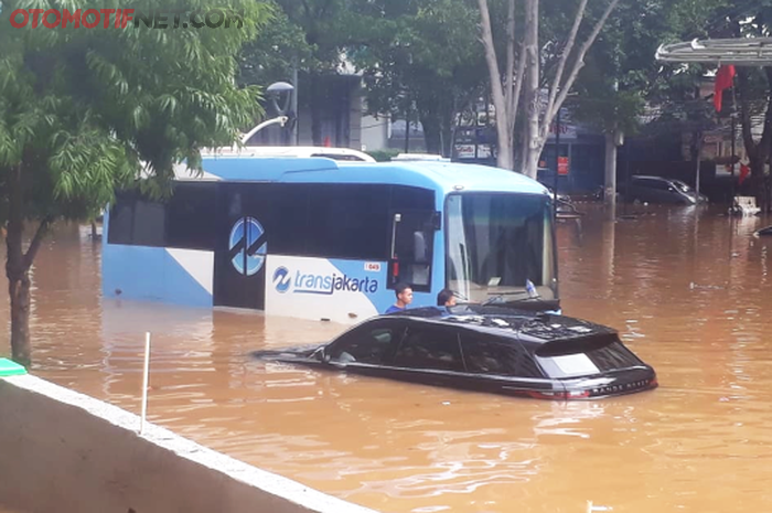 Ilustrasi mobil terendam banjir sampai kabin