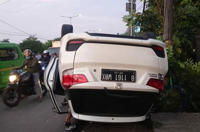 Honda Mobilio terbalik di Jalan Daan Mogot, Wilayah Kalideres, Jakarta Barat. Diduga karena sopir mengantuk.