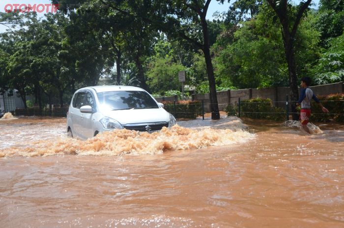 Ilustrasi mobil terkena banjir