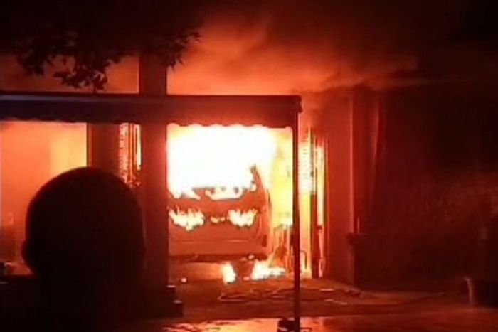Toyota Alphard milik seorang musisi terbakar di garasi seusai diparkir