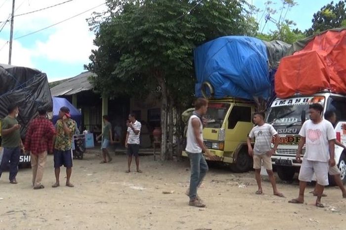 Beberapa dari puluhan sopir truk ekspedisi yang sudah 3 bulan terlantar di pelabuhan Lembar, Lombok menunggu kapal Egon