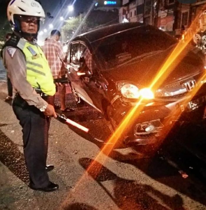 Terlihat polisi mengamankan kecelakaan Honda Mobilio di Flyover Cengkareng