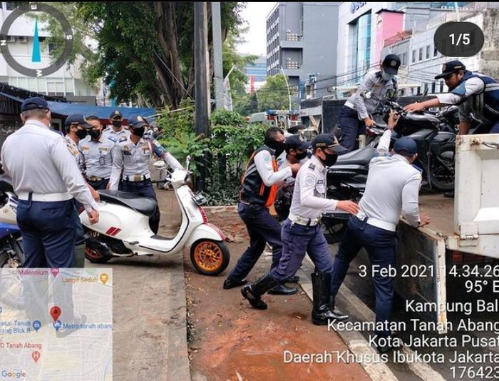 Pebindakan parkir di trotoar jalan Wahid Hasyim, Jakarta Pusat