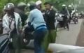 Video Pemotor Repot Banget Melewati Tiang Listrik yang Tumbang Akibat Hujan