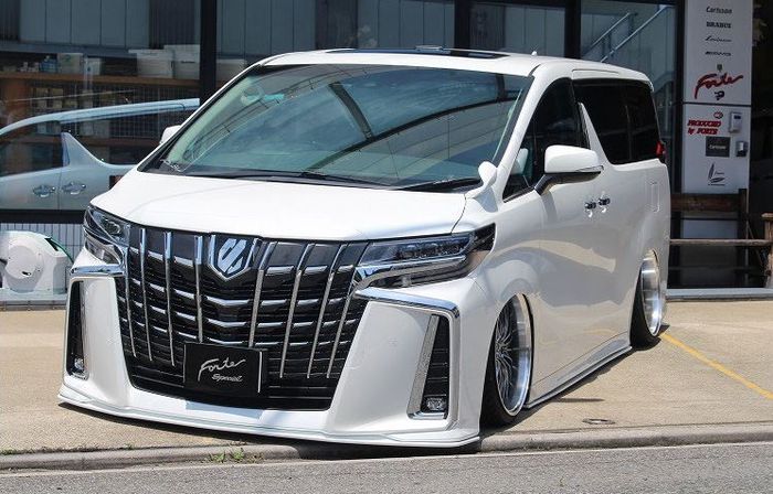 Tampilan depan Toyota Alpard garapan Forte Spesial