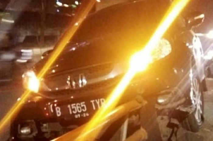 Honda Mobilio tertusuk besi pembatas jalan di flyover Cengkareng
