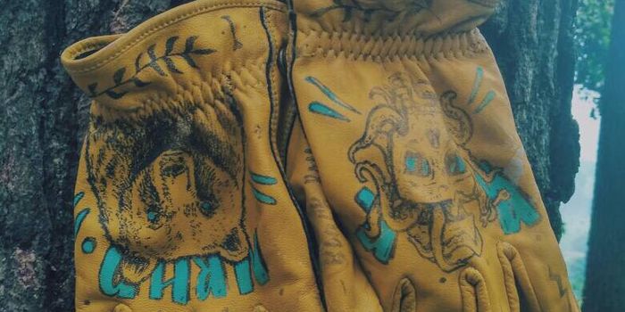 Ilustrasi Pengerjaan Grafis di Sarung TanganOleh Black Rosse