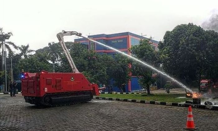 Percobaan mobil robot pemadam kebakaran Pemerintah Provinsi DKI Jakarta seharga Rp 37,4 miliar