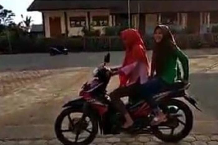 Video virl dua remaja melakukan aksi wheelie