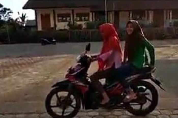 Video virl dua remaja melakukan aksi wheelie