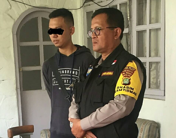 Anggota TNI didampingi polisi