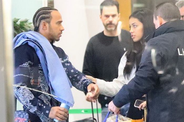 Juara dunia F1 Lewis Hamilton dan model cantik Cindy Kimberly di bandara Barcelona