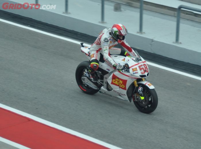 GridOto.com terakhir kali mengabadikan Marco Simoncelli dalam jarak dekat saat melintas di pit lane untuk menuju posisi start MotoGP Malaysia 2011